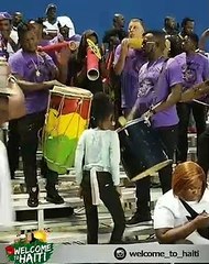 Quand une jeune haïtienne entend le fameux " rara", voici ce qui arrive !