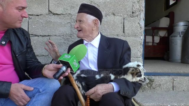 Njihuni me blegtorin 101 vjeçar, kujdeset e punon ende në stan - Top Channel Albania - News - Lajme