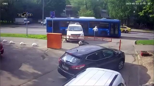 Cet homme est clairement déterminé à sortir avec n'importe quel moyen