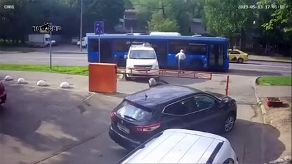 Cet homme est clairement déterminé à sortir avec n'importe quel moyen