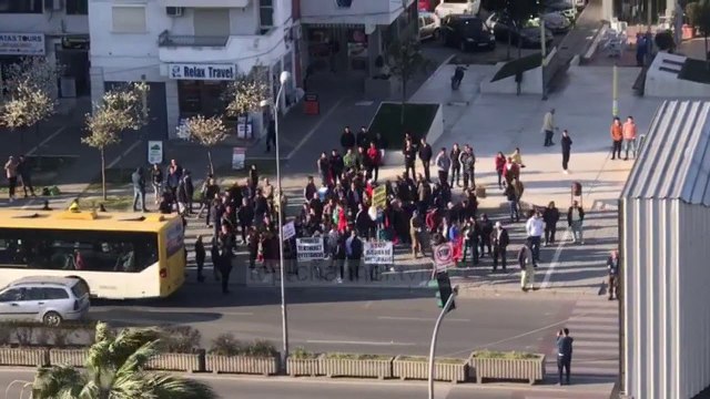 Pa koment - Një grup i vogël protestuesish presin Ramën në Durrës