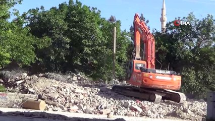 Burdur'da 48 yıllık deprem evleri yıkılmaya başlandı
