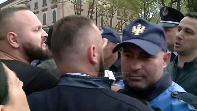 Pa Koment - Tensione jashtë Kuvendit, tentohet çarja e kordonit policor
