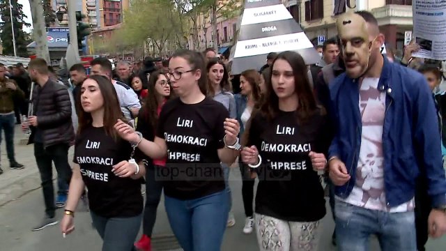 Opozita, protestë me të rinjtë para Kuvendit dhe Kryeministrisë - Top Channel Albania - News - Lajme