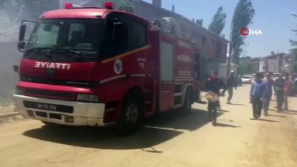 Tekirdağ'da boş binadan sıçrayan yangın evi kullanılamaz hale getirdi