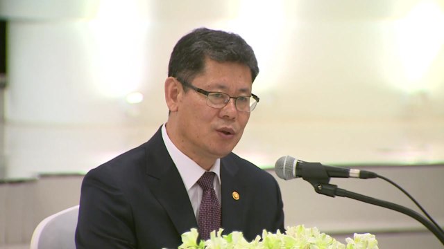 김연철 배고픈 아이 정치 몰라...대화 재개 중요 / YTN