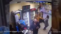 La cassiera di un supermercato russo mette KO un cliente ubriaco