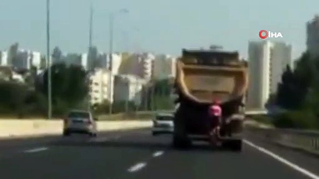 Bisikletli, 100 kilometre hızla giden kamyondan yol istedi