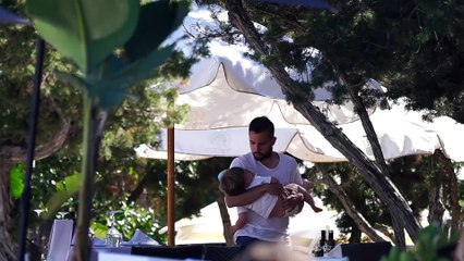 Jordi Alba, todo un padrazo para dormir a su bebé en brazos