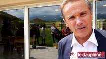 Nicolas Dupont-Aignan en visite dans une maison de retraite à Bésayes