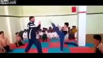 Ce prof de Karaté jette et claque ses élèves !