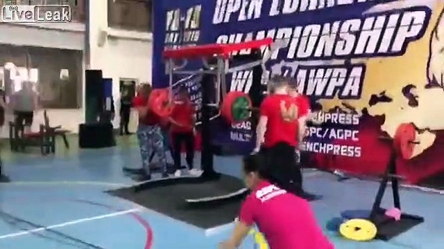 Cet haltérophile se brise les jambes en portant une haltère !