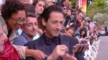 Adrien Brody rencontre le public et se laisse prendre  au jeu des selfies - Cannes 2019
