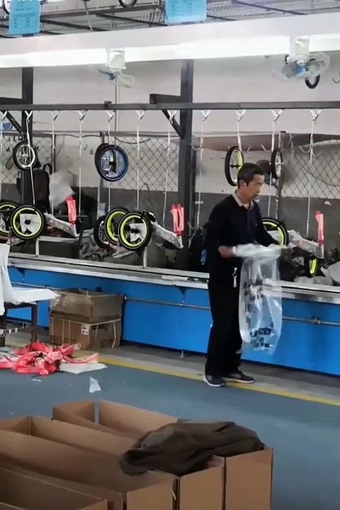 Cette homme nous montre son ultime technique pour emballer un vélo