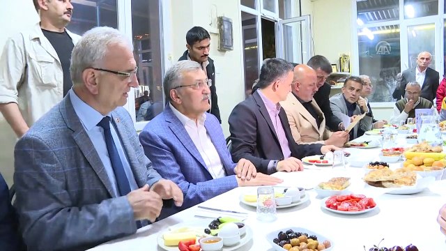 Bakan Pakdemirli Beykoz'da vatandaşlarla sahur yaptı - İSTANBUL