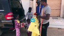 VIDEO - Le fils de Thierno Bocoum nettoie le lieu de tournage de Makhfouss avec son Père