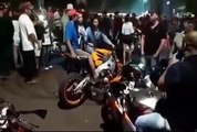 Il fait monter 2 filles sur sa moto mais ça finit mal !