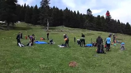 Zirveye Tırmanan Dağcılara Ayı Ailesinden Sürpriz