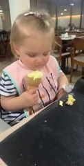 Hilarant : cette fillette est trop fatiguée pour manger sa glace