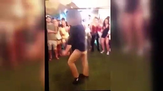 Un policier du FBI fait tomber son pistolet en dansant dans un club. Oups