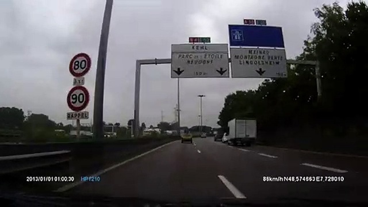 Il part en aquaplaning et fini dans une position plutôt insolite avec sa twingo