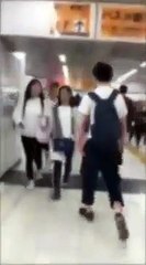 Un japonais surpris en train de pousser toutes les femmes qu'il croise dans le métro