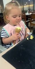 Dormir ou manger sa glace, cette fillette n'arrive pas à choisir