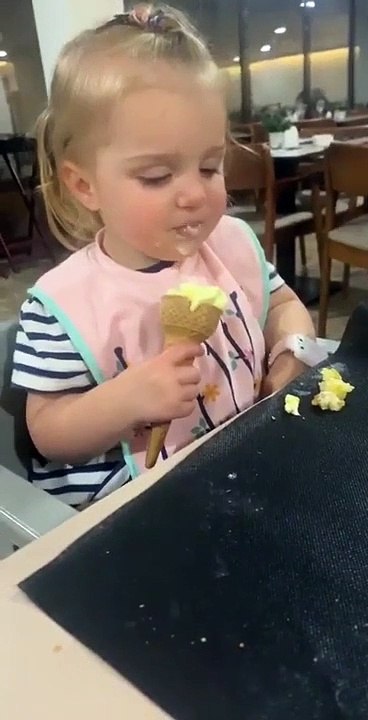 Dormir ou manger sa glace, cette fillette n'arrive pas à choisir