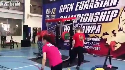 Cet haltérophile se brise les jambes en portant une haltère