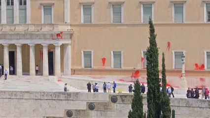 Anarchisták festékkel dobálták meg a görög parlamentet