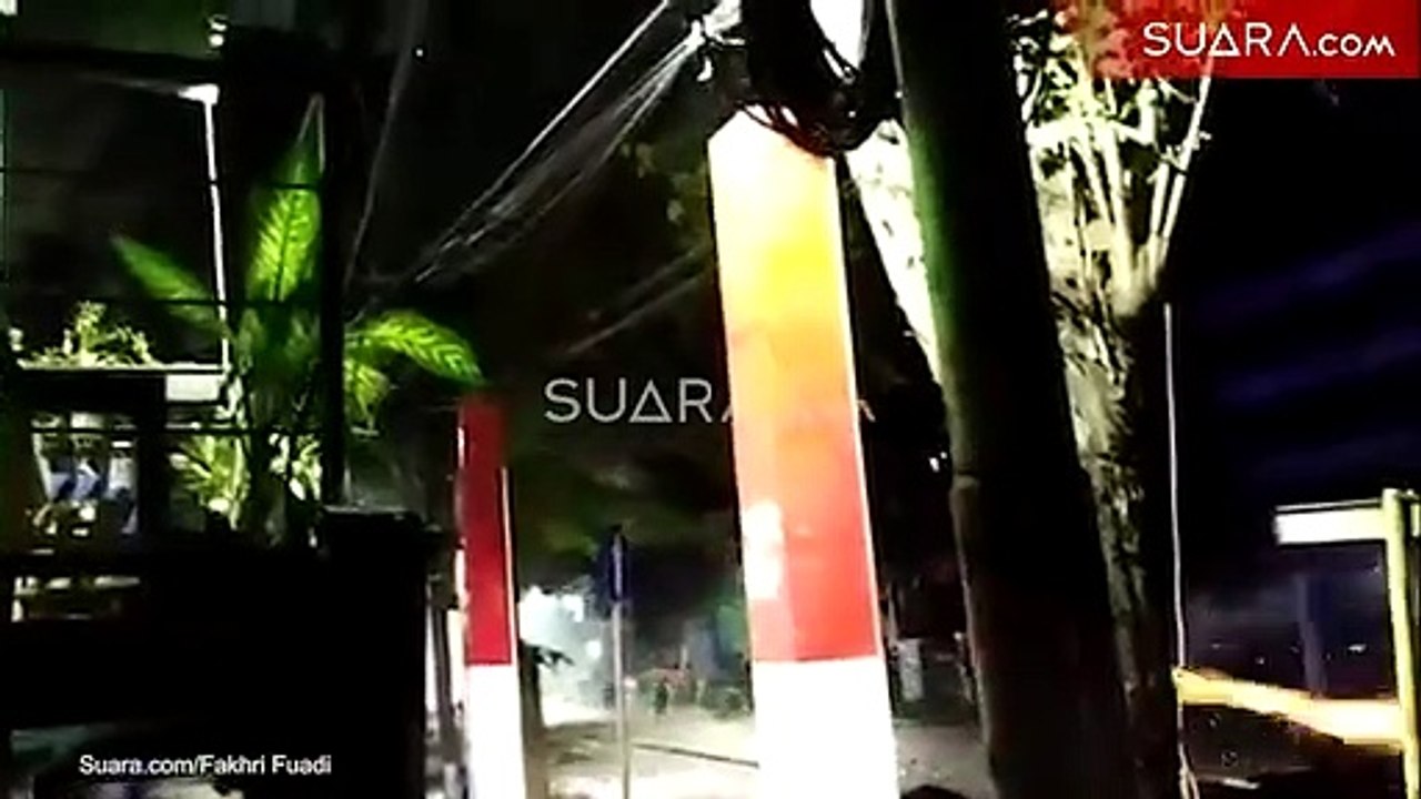 Polisi dan Massa Perusuh Saling Adu Tembak Petasan