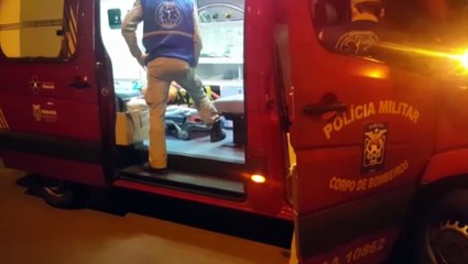 Homem quebra a perna jogando futebol e é socorrido pelo Siate