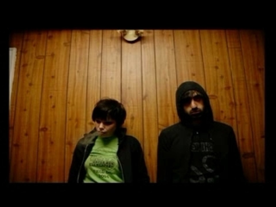 Crystal Castles  -  Lovers Who Uncover