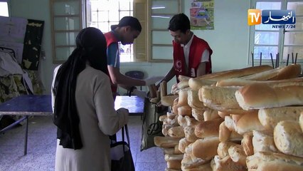 تيارت: الخالة زوليخة تقتحم العمل التطوعي و تشرف على توزيع الوجبات بالهلال الأحمر
