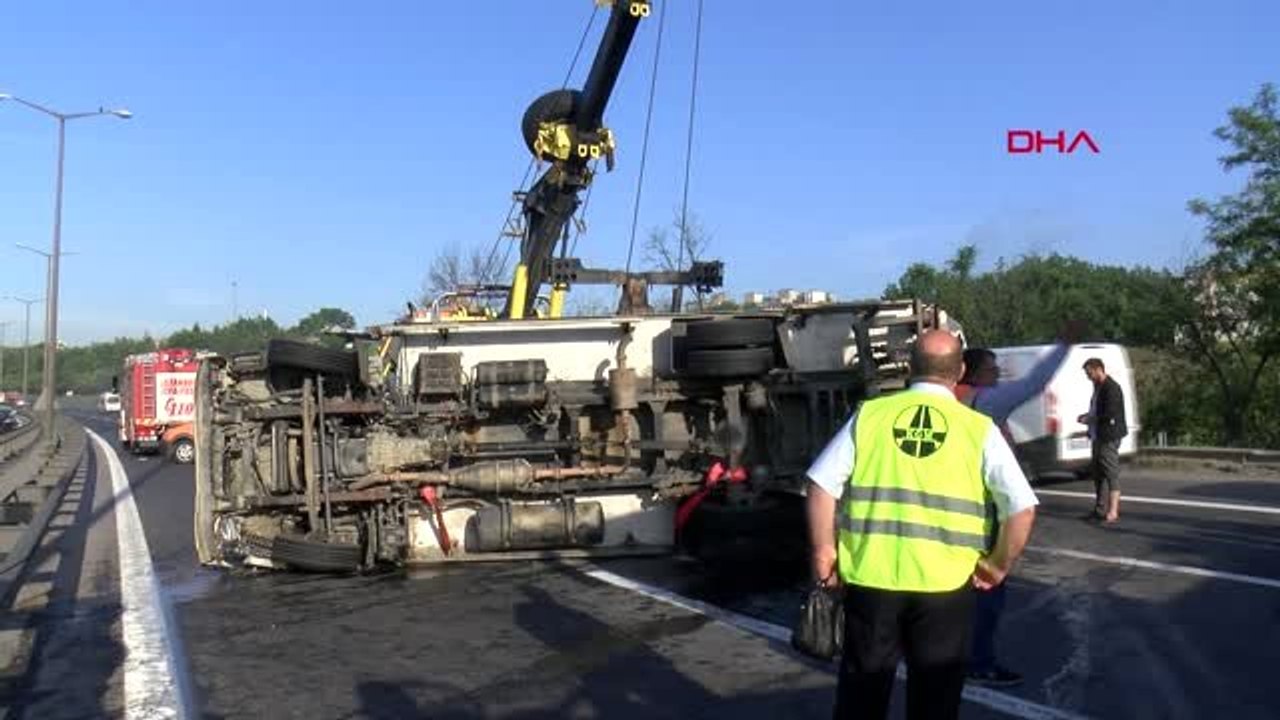 Tem'de Kamyonet Devrildi, Trafik Durma Noktasına Geldi