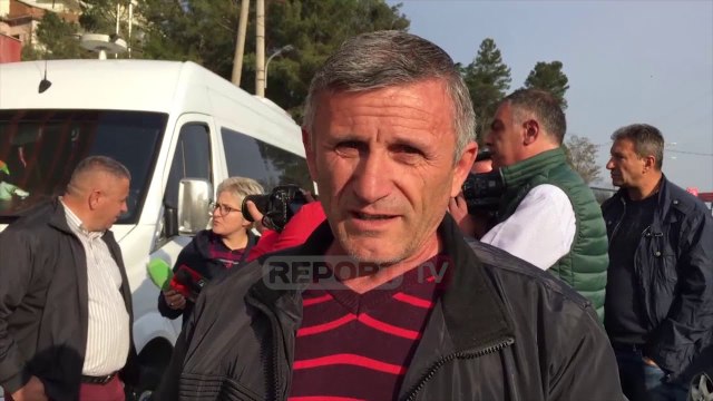Report TV - 'Transporti' në Gjirokastër në protestë: Do futemi në grevë! Liçenca klienteliste