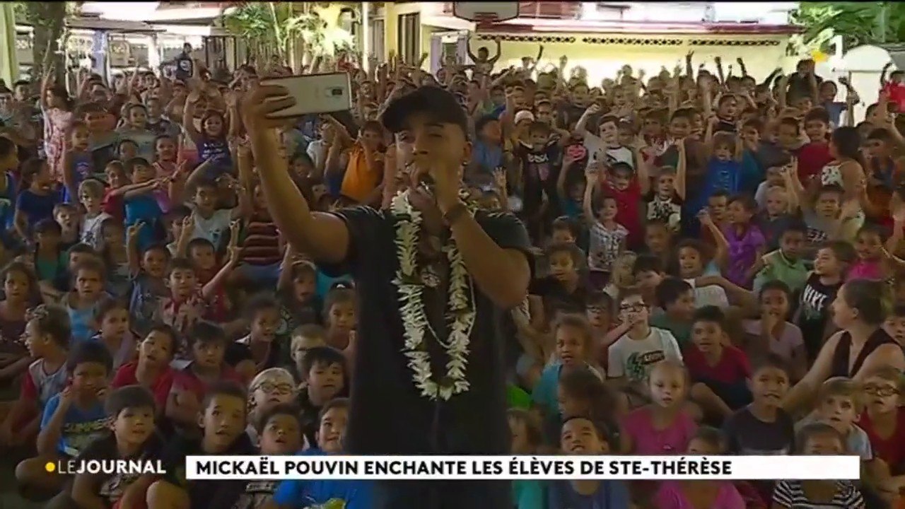 Mickaël Pouvin chante pour les élèves de Ste Thérèse