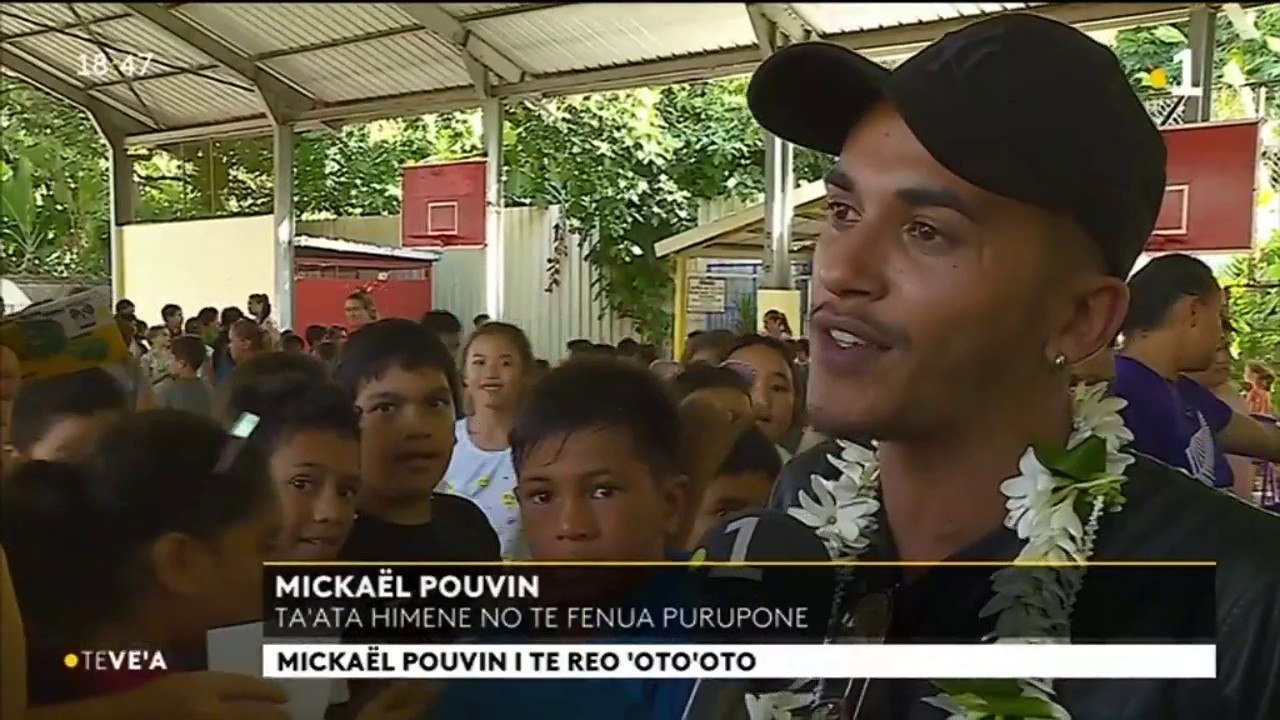 TH : Mickaël Pouvin chante pour les élèves de Ste Thérèse