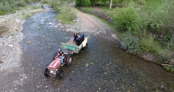 Ödüllü Piyanistten Traktör Römorkunda Piyano Resitali