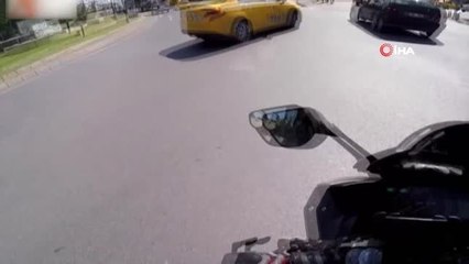 Beşiktaş'ta Şerit Değiştirmeye Çalışan Otomobile Taksi Çarptı...kaza Anı Kamerada