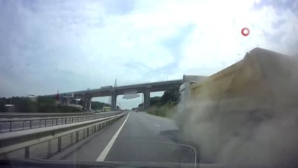 Hafriyat Kamyonunun Lastiğinin Seyir Halindeyken Bomba Gibi Patlaması Kamerada