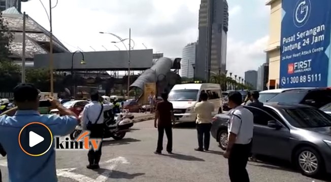 Van bawa jenazah Almarhum Sultan Ahmad Shah keluar dari IJN menuju ke Istana Negara