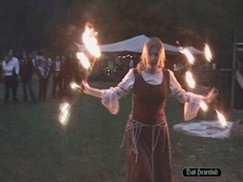 Feuertänzerinnen beim hexenbad