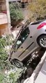 شاهد سيارة تقودها فتاة تقفز إلى داخل حديقة منزل بحلب (فيديو)