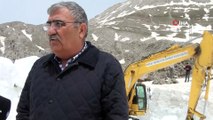 Antalya'da karla mücadele... İş makineleri yüksekliği 10 metreyi bulan karla kaplı yolların açılması için çalışıyor
