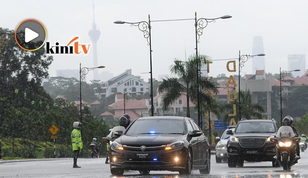 Dr M, isteri tiba ziarah Almarhum Sultan Ahmad Shah di Istana Negara
