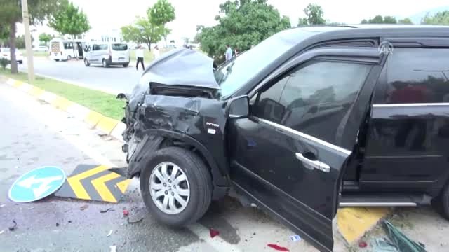 Öğrenci Servisi ile Cip Çarpıştı: 14 Yaralı