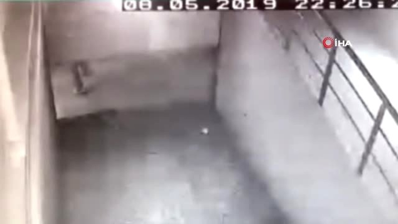 Kadıköy'de Site Otoparkından Araç Çalan Hırsız Kamerada