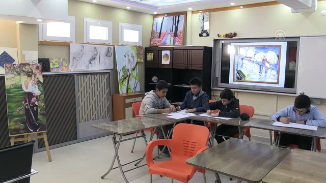 Bodrum katını atölyeye çeviren öğrenciler resim sergisi açtı - MANİSA