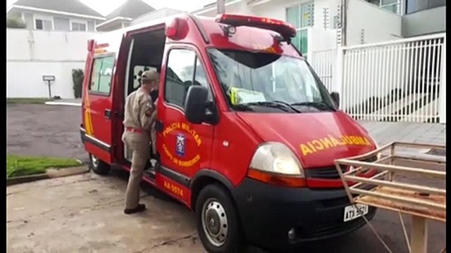 Mulher tropeça em degraus, cai e fica ferida